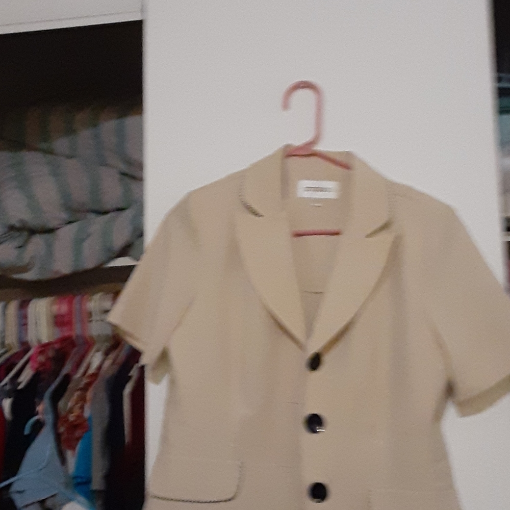 Short sleeve jacket like top
